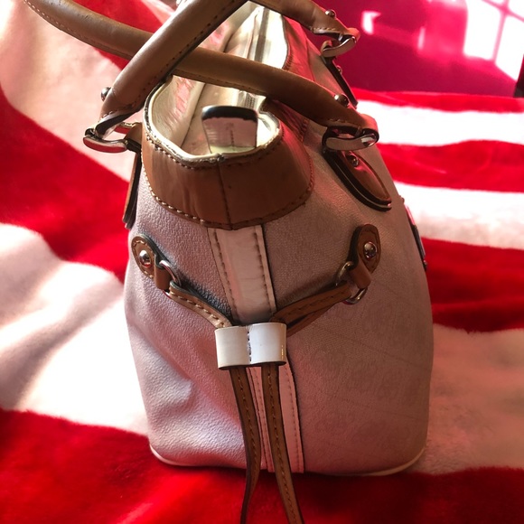 Guess purse - Picture 2 of 4